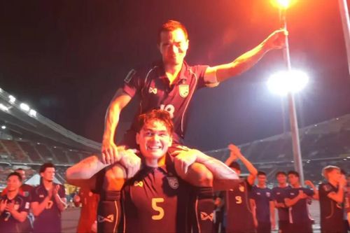Chanathip đốt pháo sáng ăn mừng sau khi "Voi chiến" giành quyền vào vòng chung kết Asian Cup 2027. Ảnh: Thairath.