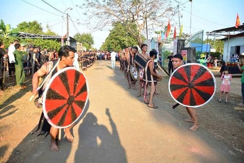 Các chàng trai làng Bẹk múa khiên thể hiện khí thế và tôn vinh sự chiến thắng trong nghi lễ