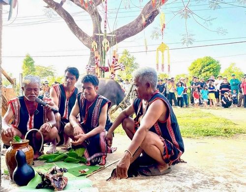 Hội đồng già làng thực hiện các nghi thức “Thông linh” trang nghiêm và nghi lễ dâng lên các vị thần linh