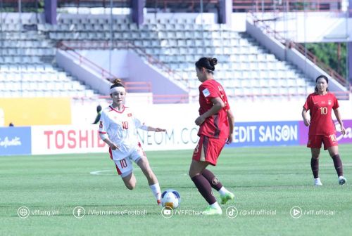 U20 nữ Việt Nam (trái) vẫn còn 2 trận đấu phía trước