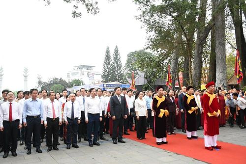 Các đại biểu dâng hương tại đền thờ Quốc mẫu Tây Thiên, Khu danh thắng Tây Thiên
