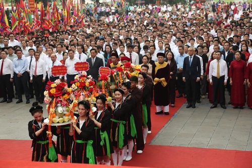 Dâng lễ tại đền thờ Quốc mẫu Tây Thiên