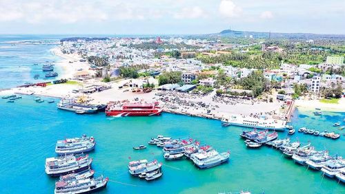 Đảo Phú Quý phát triển kinh tế biển, đồng thời bảo đảm an ninh quốc phòng.