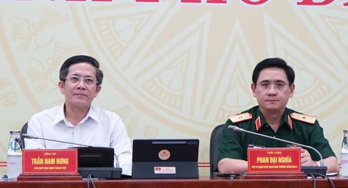 Ông Trần Nam Hưng - Phó Chủ tịch UBND TP Đà Nẵng và Thiếu tướng Phan Đại Nghĩa - Phó Tư lệnh kiêm Tham mưu trưởng Quân khu 5 đồng chủ trì điểm cầu tại Đà Nẵng.