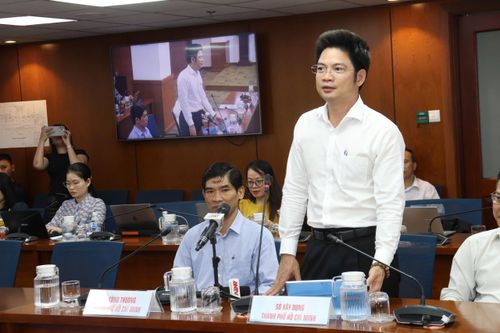  Ông Lưu Văn Tấn thông tin tại họp báo 