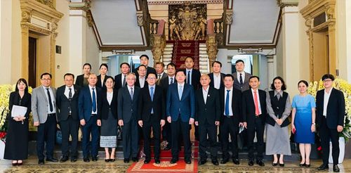  Các đại biểu chụp ảnh lưu niệm. Ảnh: PHƯƠNG NAM 