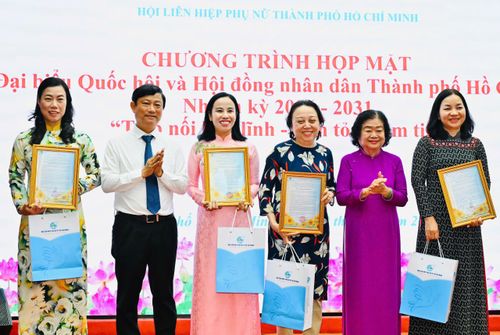  Đồng chí Võ Văn Minh và đồng chí Trương Mỹ Hoa tặng thư chúc mừng các nữ ĐBQH TPHCM. Ảnh: VIỆT DŨNG 