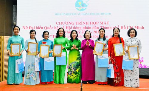  Các nữ đại biểu HĐND TPHCM nhận thư chúc mừng. Ảnh: VIỆT DŨNG 