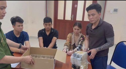  Các đối tượng cùng tang vật 