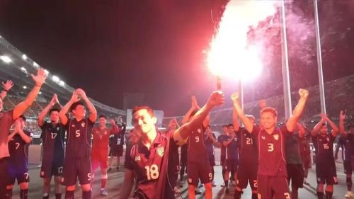 Chanathip đốt pháo sáng ăn mừng sau khi tuyển Thái Lan đoạt vé vào VCK Asian Cup 2027. (Ảnh: Thairath).