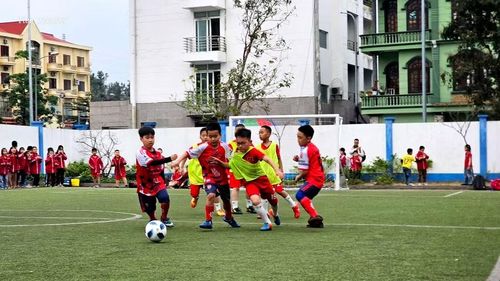 Học sinh Trường Tiểu học Trần Quốc Toản (phường Hạ Long) tham gia hoạt động thể thao, góp phần xây dựng môi trường học đường an toàn, lành mạnh.