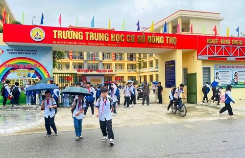 Giờ tan trường ở Trường THCS Đông Thọ.