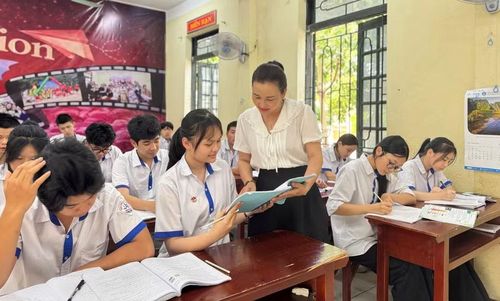 Học sinh Trường THCS Lê Lợi (phường Hạc Thành, tỉnh Thanh Hóa) trong giờ ôn thi.