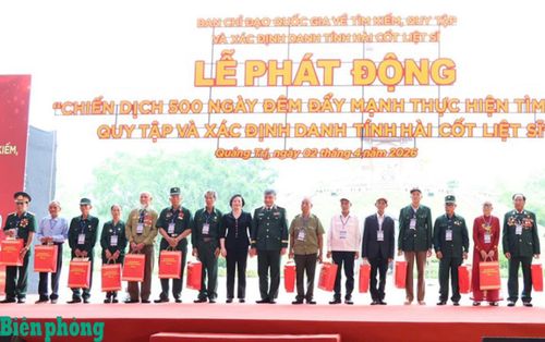 Phó Thủ tướng Chính phủ Phạm Thị Thanh Trà và Thượng tướng Nguyễn Văn Hiền tặng quà các gia đình chính sách. Ảnh: Hồng Pha