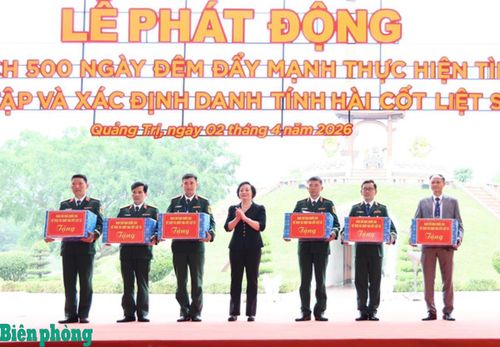 Phó Thủ tướng Chính phủ Phạm Thị Thanh Trà tặng quà các Đội Quy tập mộ liệt sĩ. Ảnh: Hồng Pha