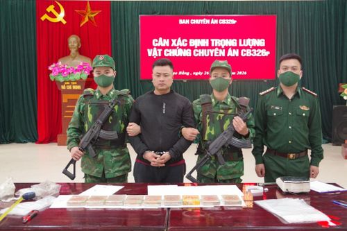 Đối tượng Ong Thế Văn cùng tang vật bị bắt giữ tại đồn Biên phòng cửa khẩu Quốc tế Tà Lùng. Ảnh Báo Cao Bằng