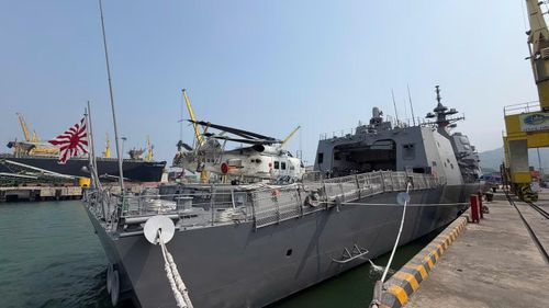 Bãi đậu trực thăng và máy bay trực thăng săn ngầm ở phần sau tàu Asahi (119) của Lực lượng tự vệ trên biển Nhật Bản.