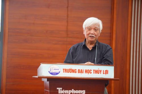 Chia sẻ với sinh viên, nhà sử học Dương Trung Quốc nói điều Hành trình từ trái tim theo đuổi không phải là những khái niệm xa vời, mà chính là việc khơi dậy tầm nhìn lớn cho thế hệ trẻ. "Bài học lớn nhất là mắt phải nhìn xa, hướng đến những cao vọng lớn. Nhưng khó nhất là bước chân đi, nó có thể giẫm đạp vào những chông gai, thất bại nhưng phải kiên trì. Chính ý chí sẽ giúp con người vượt qua và trưởng thành", nhà sử học chia sẻ.