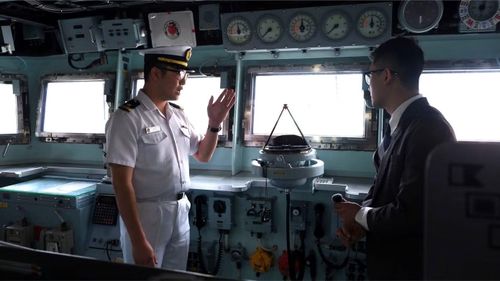 Thủy thủ đoàn tàu Asahi giới thiệu về khoang buồng lái điều khiển con tàu.