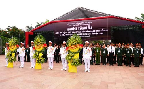 Quang cảnh lễ dâng hương, dâng hoa tại Thành Cổ Quảng Trị. Ảnh: T.Đ.