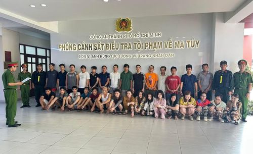 Các đối tượng trong đường dây tại cơ quan công an.