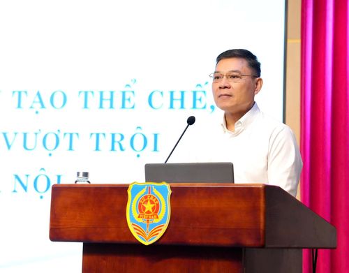 Ông Nguyễn Quốc Hoàn, Vụ trưởng Vụ Công tác xây dựng văn bản quy phạm pháp luật (Bộ Tư pháp) phát biểu tại hội thảo