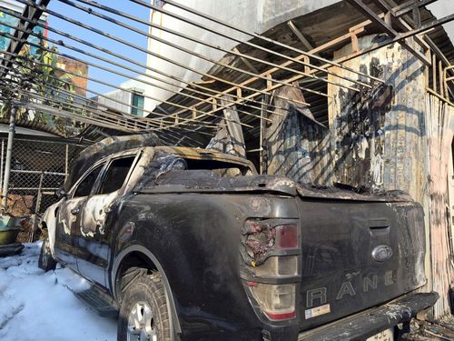 Ô tô bán tải hiệu Ford Ranger đậu bên cạnh cũng bị cháy.