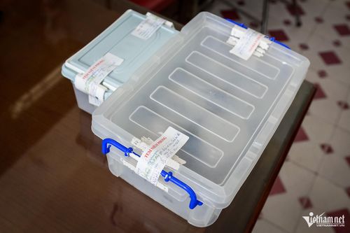 Hộp lưu mẫu thức ăn được dán niêm phong theo quy định