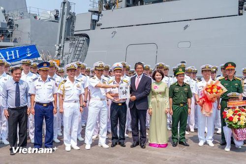 Các đại biểu chụp hình lưu niệm tại lễ đón tàu hộ vệ Asahi. (Ảnh: Thanh Phong/Vietnam+)