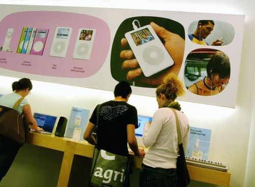 Mọi người xem các mẫu iPod mới nhất tại cửa hàng Apple vào ngày 19/4/2005 ở New York. Ảnh: Getty Images