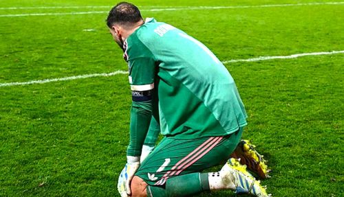 Thủ thành Gianluigi Donnarumma rớt nước mắt sau trận thua của Italy. Ảnh: DM