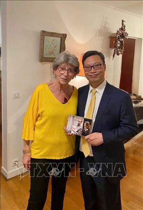 Đại sứ Trịnh Đức Hải (phải) chụp ảnh chung với bà Elisabeth Aubrac. Ảnh: TTXVN phát