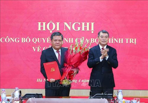 Đồng chí Lê Minh Hưng, Ủy viên Bộ Chính trị, Bí thư Trung ương Đảng, Trưởng Ban Tổ chức Trung ương trao Quyết định của Bộ Chính trị cho đồng chí Trần Phong. Ảnh: Phương Hoa/TTXVN