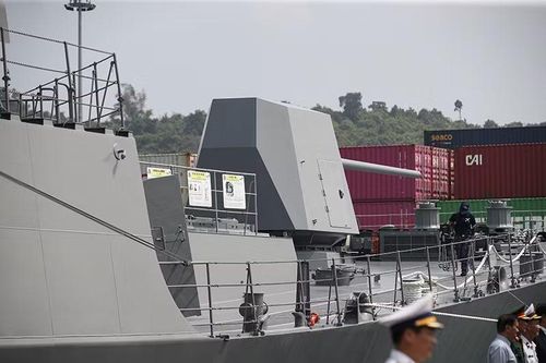 Đặc biệt, cấu trúc của tàu được làm bằng hợp kim nhôm, gia cố thêm nhựa thủy tinh để làm giảm khối lượng. Những khu vực quan trọng của tàu được làm bằng thép Kavlar, loại thép này có độ bền gấp 5 lần thép bình thường.