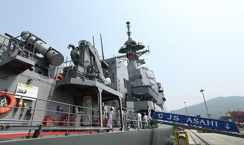 Tàu có chiều dài 151 m; rộng 18,3 m; mớn nước 5,4 m; lượng giãn nước đầy tải khoảng 6.800 tấn; hình dáng tàng hình cao, thân tàu góc cạnh để giảm tín hiệu radar và có tốc độ di chuyển tối đa 30 hải lý/giờ.