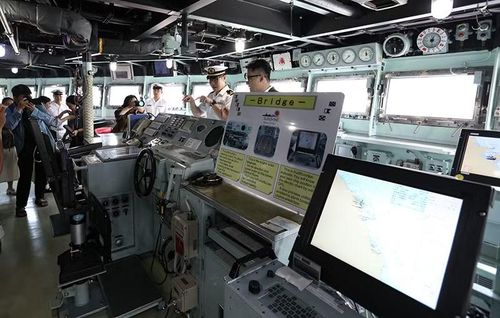 Buồng lái được trang bị hệ thống điều khiển tối tân, cùng hệ thống tác chiến điện tử và radar tiên tiến gồm: Hệ thống sonar Hull-mounted sonar; Towed array sonar có khả năng phát hiện chính xác vị trí tàu ngầm từ xa.