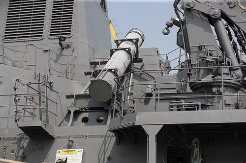 Tàu sở hữu 2 hệ thống tên lửa phòng không Sea Sparrow (ESSM);