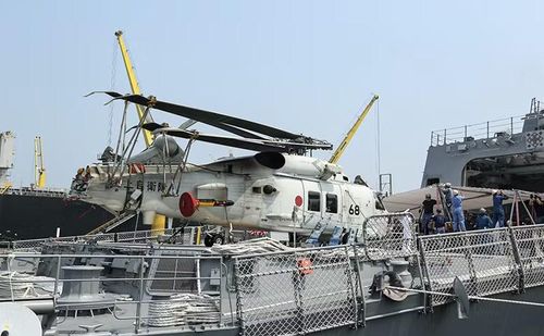 Trực thăng chống ngầm SH-60K Seahawk phía đuôi tàu