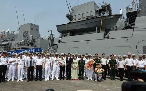 Trong thời gian lưu lại Đà Nẵng, nhóm Chỉ huy tàu chào xã giao lãnh đạo UBND thành phố Đà Nẵng và Bộ Tư lệnh Vùng 3 Hải quân; giao lưu thể thao với các cán bộ, sĩ quan Hải quân và luyện tập chung trên biển; tham quan văn hóa tại địa phương…