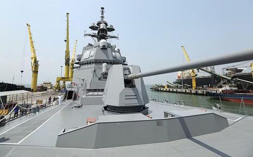 Bệ pháo hạm phía mũi tàu và hệ thống tên lửa chống ngầm ASROC (RUM-139)