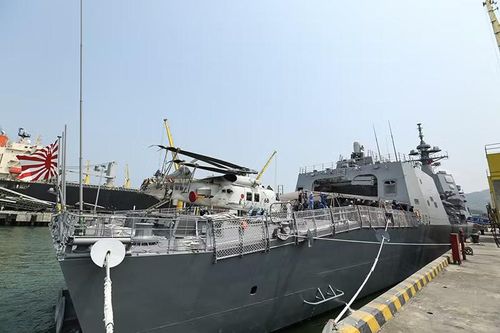 Phía đuôi tàu có khu vực hạ cất cánh cùng nhà chứa đủ cho 2 trực thăng chống ngầm SH-60K Seahawk.