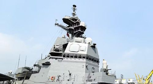 Đặc biệt, Asahi là tàu chiến đầu tiên của Nhật Bản được trang bị radar mạng pha 3 tham số (3D) đa chức năng GaN-AESA (gallium nitride - active electronically scanned array) OPY-1 và hệ thống tác chiến điện tử hiện đại được ví như “mắt thần” chống ngầm của Nhật Bản.