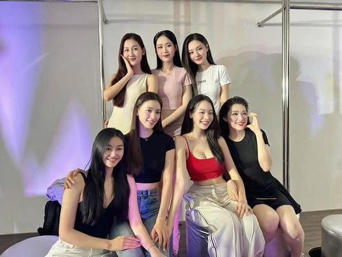 Phương Oanh ăn diện trẻ trung khi tham gia một lịch trình tập luyện cùng dàn hoa, á hậu đình đám. Ảnh: FBNV
