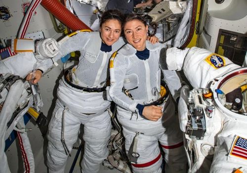 Bà Christina Koch cùng Jessica Meir thực hiện chuyến đi bộ ngoài không gian toàn nữ đầu tiên vào tháng 10/2019