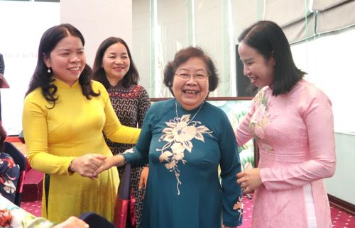 Bà Nguyễn Thị Hoài Thu (giữa) - nguyên Ủy viên Trung ương Đảng, nguyên Ủy viên Ban Thường vụ Quốc hội, nguyên Chủ nhiệm Ủy ban Các vấn đề xã hội của Quốc hội