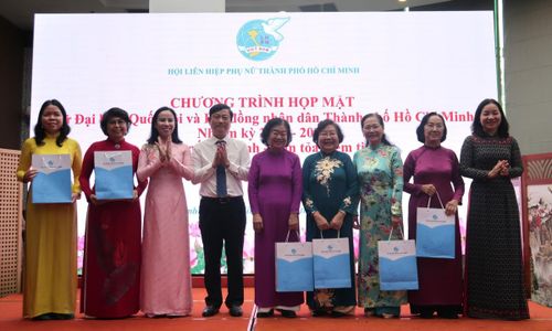 Hội LHPN TPHCM tặng quà cho các đồng chí là nguyên nữ lãnh đạo thành phố, những đại biểu Quốc hội, đại biểu Hội đồng nhân dân qua các nhiệm kỳ