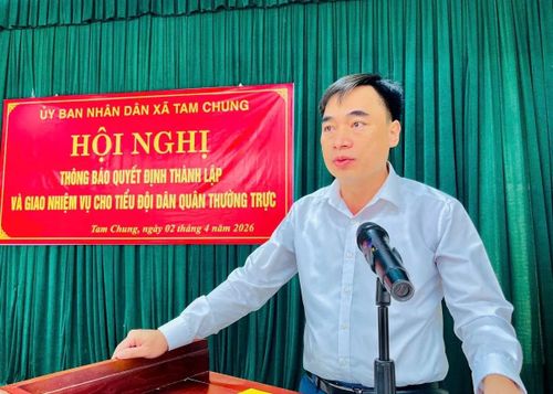 Chủ tịch UBND xã Tam Chung Nguyễn Văn Dũng phát biểu giao nhiệm vụ tại hội nghị.