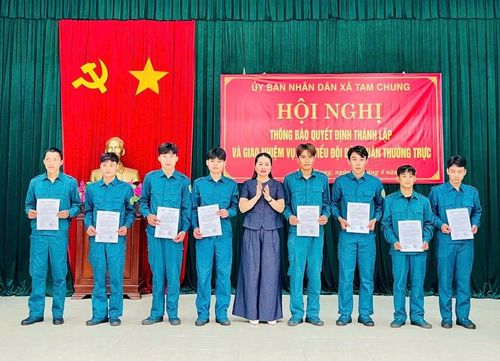 Lãnh đạo xã Tam Chung trao Quyết định cho các đồng chí được tuyển chọn vào Tiểu đội Dân quân thường trực xã.