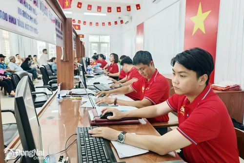 Cán bộ, công chức xã Xuân Hòa thực hiện nhiệm vụ tại Trung tâm Phục vụ hành chính công xã. Ảnh: Phương Hằng