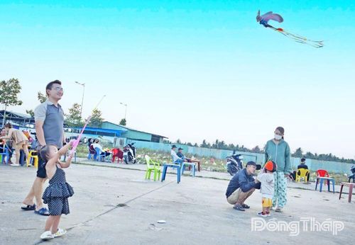 Nhiều gia đình đưa con em đến vui chơi, thả diều tại Quảng trường Hùng Vương (phường Đạo Thạnh) sau giờ làm việc.